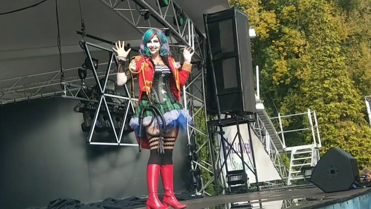 Halloween Fright Nights - Daysee introduction show