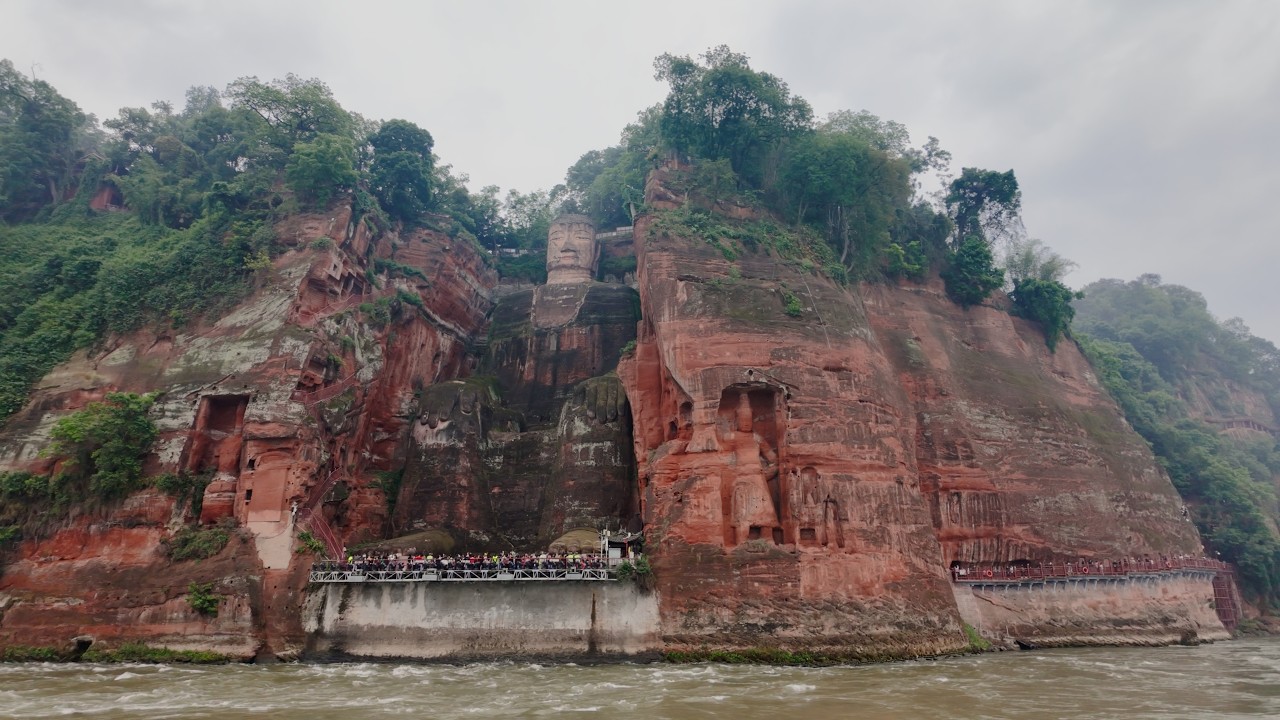 Cruising to Leshan Giant Buddha - Sichuan - 4K 60fps