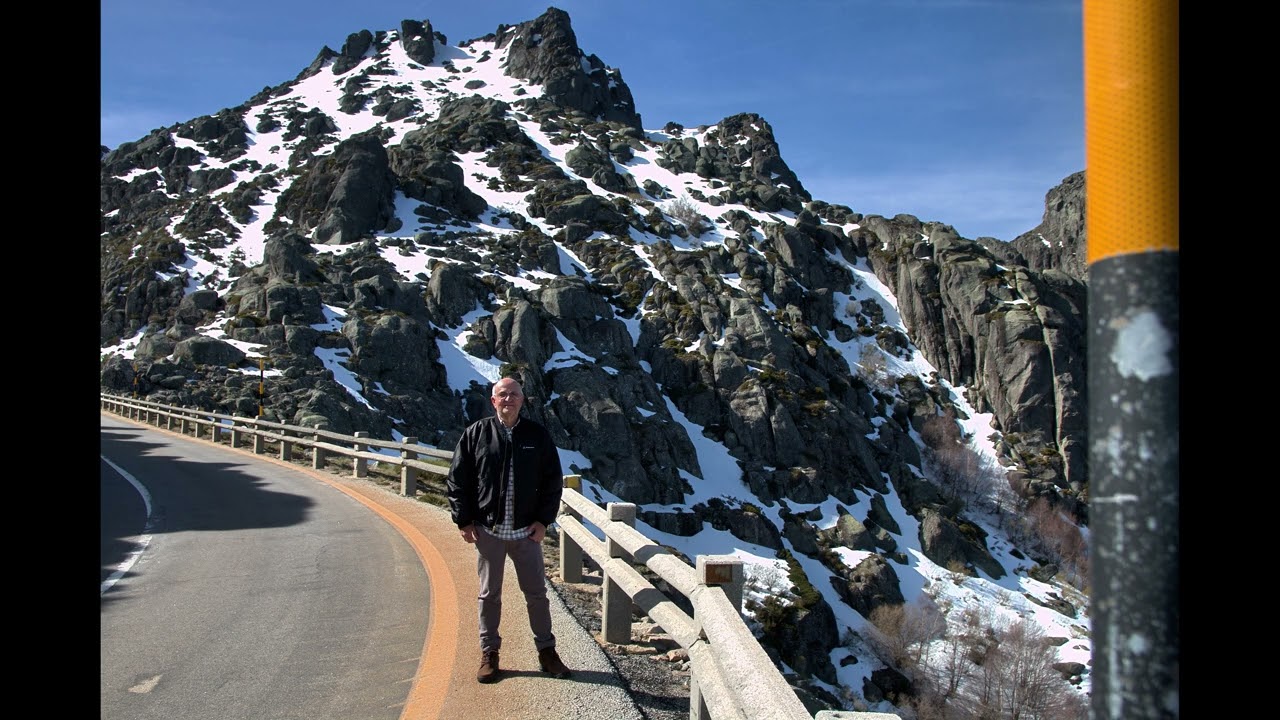 Estrada até a Torre da Serra da Estrela em Portugal.