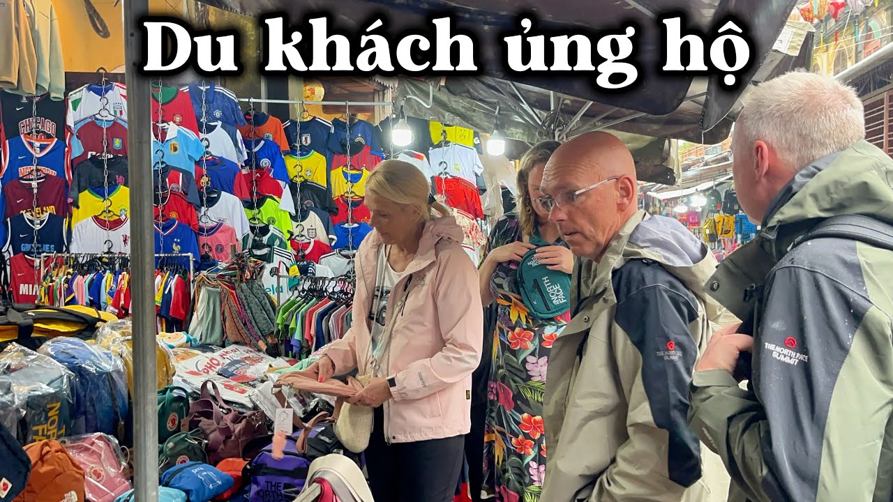 Du Khách và Việt Kiều lớn tuổi ủng hộ tiểu thương chợ Hội An vượt khó