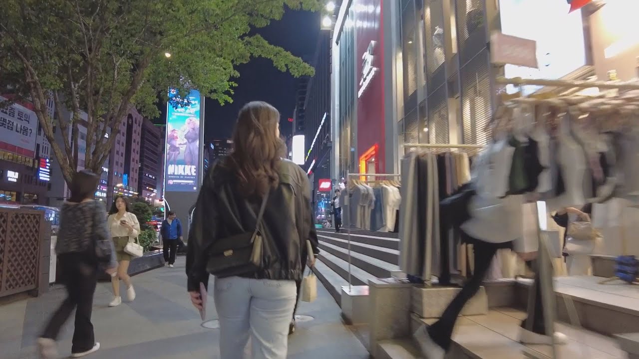 South Korea, Seoul, walk from Gangnam Station to Sinnonhyeon Station