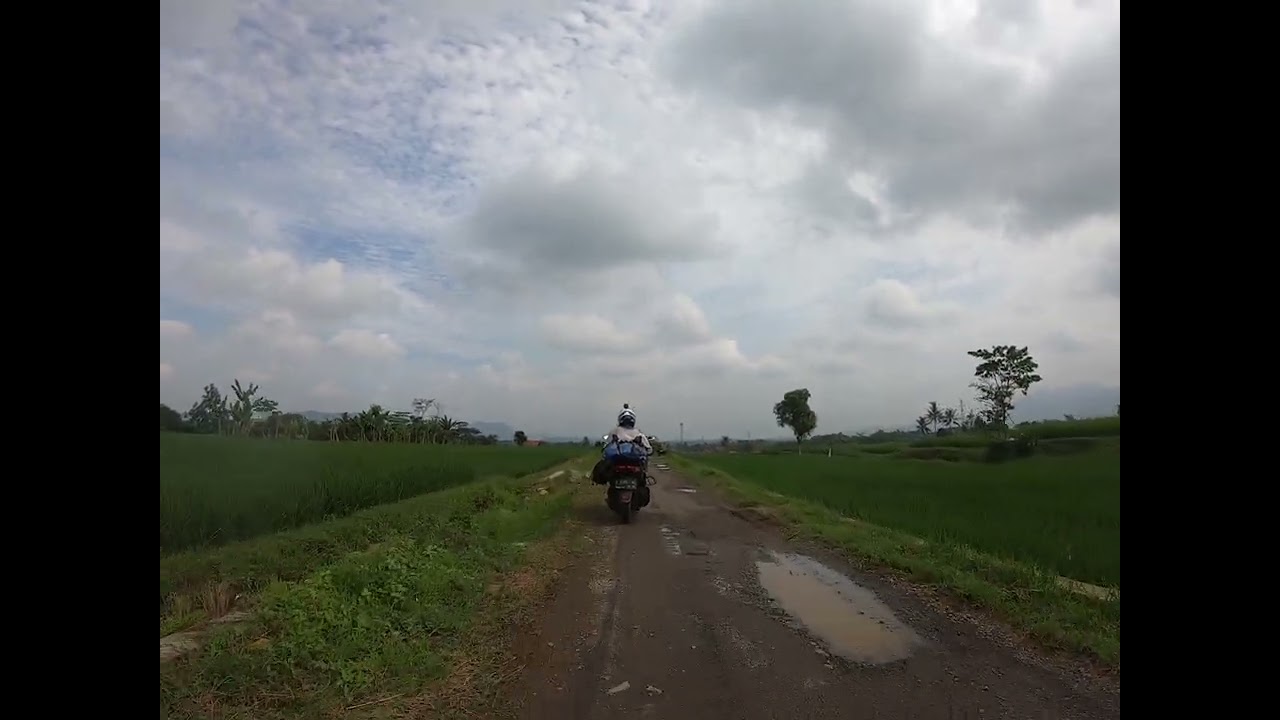 GH012011 - En moto de Ciater &agrave; Cibodas, Java, Indonesie, petite route endommagee