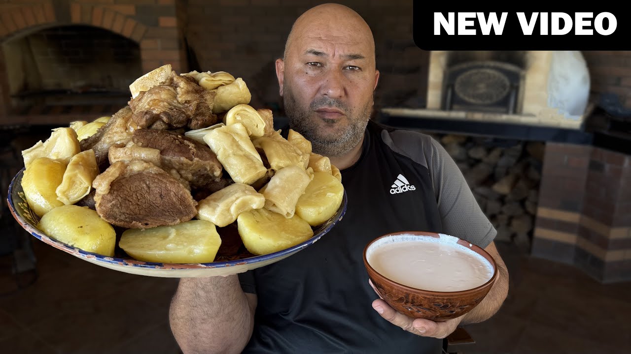 Приготовили в одном казане. Мясо и пшеничные булочки.