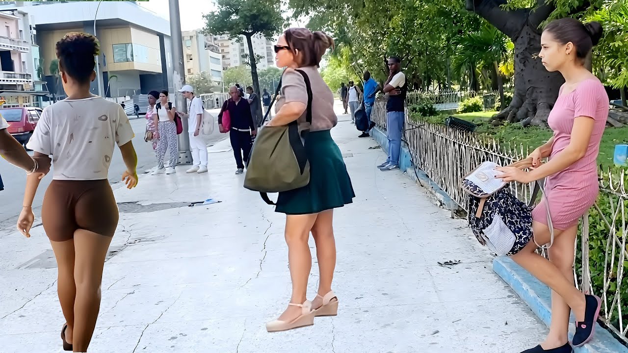 👭SHE LED US TO A SECRET PLACE in EL VEDADO, HABANA, CUBA 🏛️. THE ROMANTIC Center of LA HABANA, CUBA💕