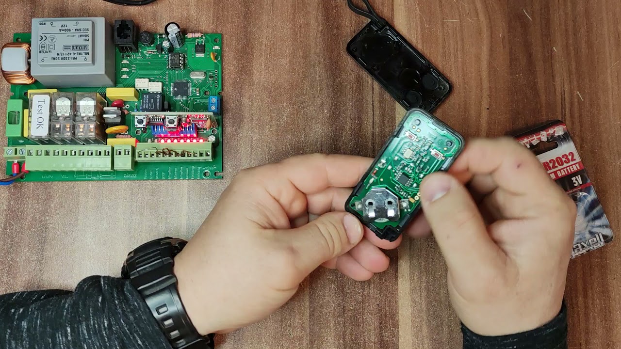 Inlocuire baterie la Telecomanda EDGE sau NOIRE de la Telcoma / Cardin