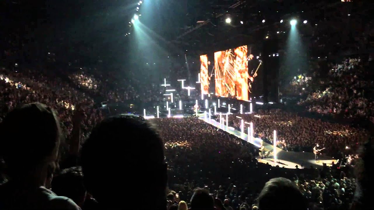 U2 à Bercy, 6 décembre 2015 - City of Blinding Lights + Ne Me Quitte Pas (hommage aux victimes)