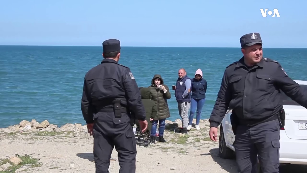 Bakı sakinləri karantin zamanı dəniz qırağına toplaşıb