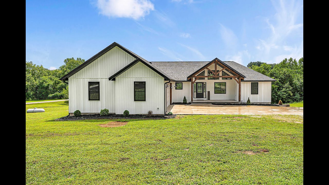Modern Farmhouse on 6 Acres | Homes for Sale in Bolivar MO
