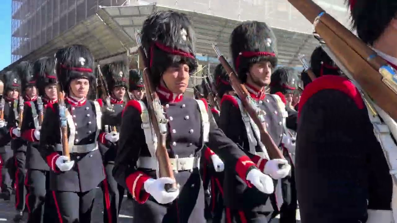 GIGANTI DAI BIANCHI ALAMARI sfilano, lungo le vie della Capitale d'Italia, per il Duca di San Pietro