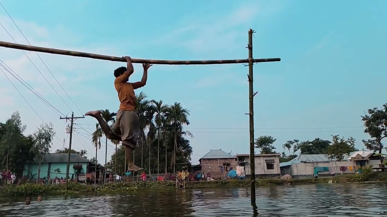 🔥 “কে পারবে পিচ্ছিল বাঁশ পার হতে? সবাই পড়ে গেল পানিতে 😂 | গ্রামীণ মেলার মজার খেলা”