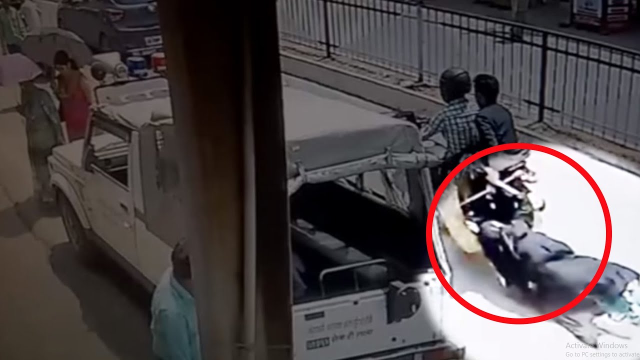 Women Thrashed on Road by Purse Snatcher in Ranchi | Shocking Video