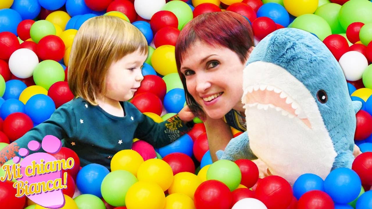 La dottoressa dei giocattoli Bianca aiuta Baby Shark! Come lavarsi i denti. Video per bambini