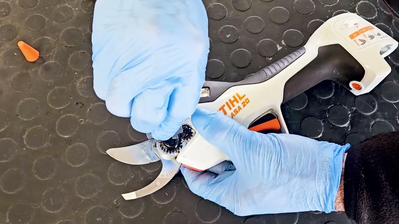 Smarowanie ostrza STIHL ASA 20 - Sekator akumulatorowy