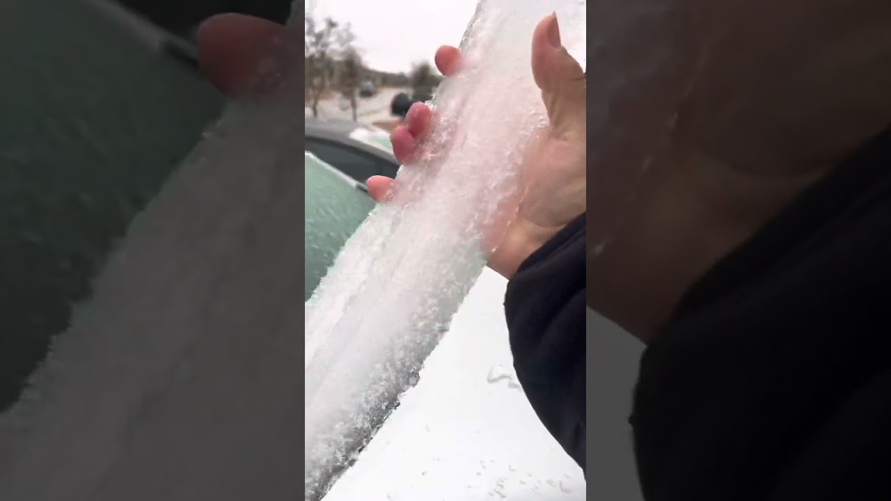 **Satisfying sound of ice breaking** **quitando el hielo al carro**