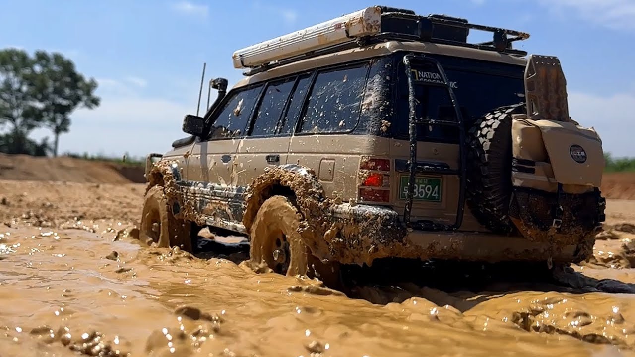 1/10 Scale TRX4 1991 Mitsubishi Pajero & SCX10 3 TOYOTA LC80 Muddy Off-road Driving 4X4 RC Car