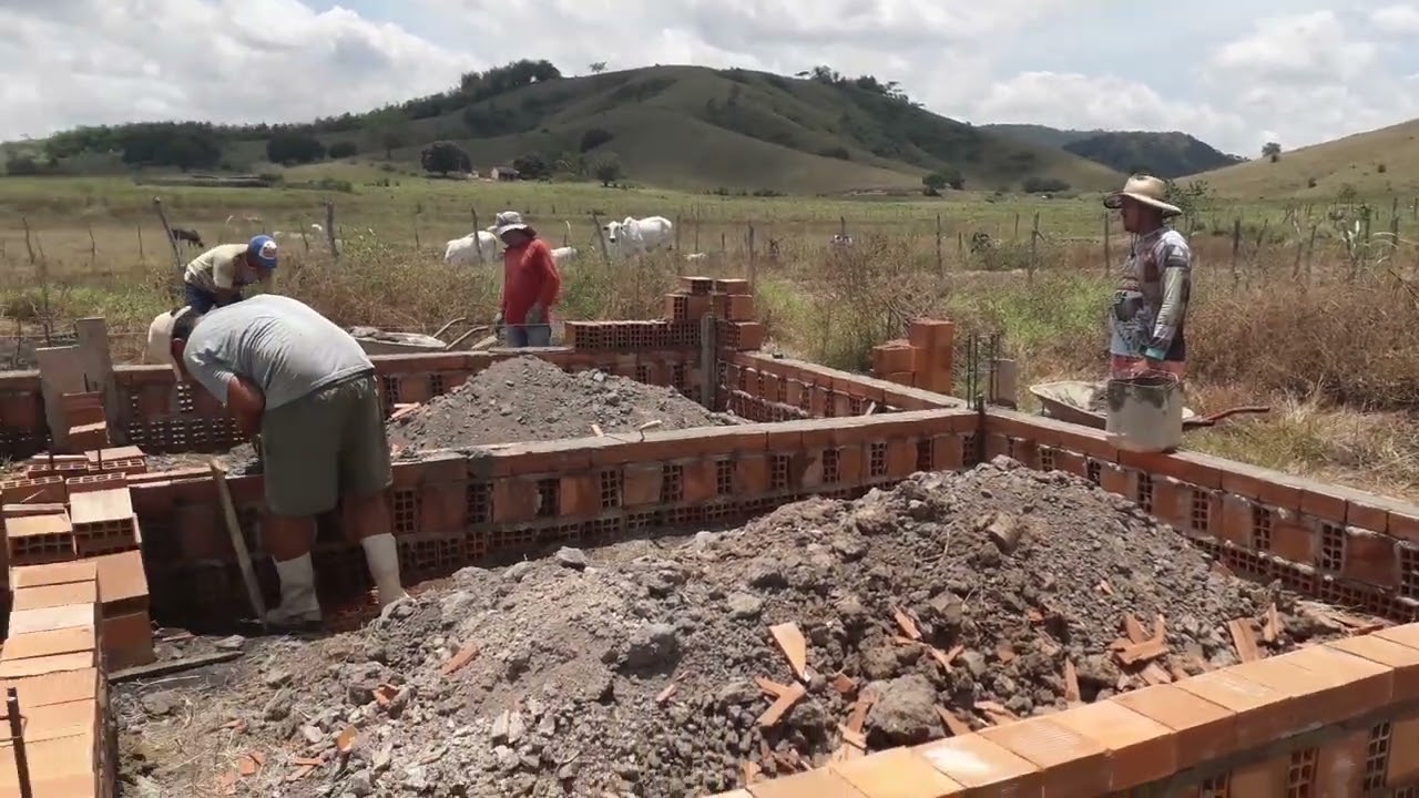 INÍCIO DA CONSTRUÇÃO DA VIGA BALDRAME DA CASA.