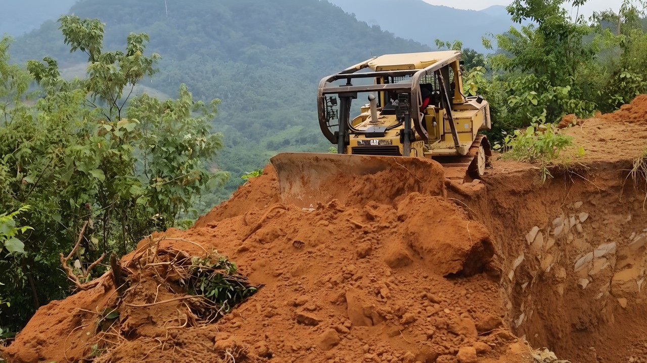 Unexpected!! This Classic Dozer CAT D6R XL Carve A New Road Through The Wilderness