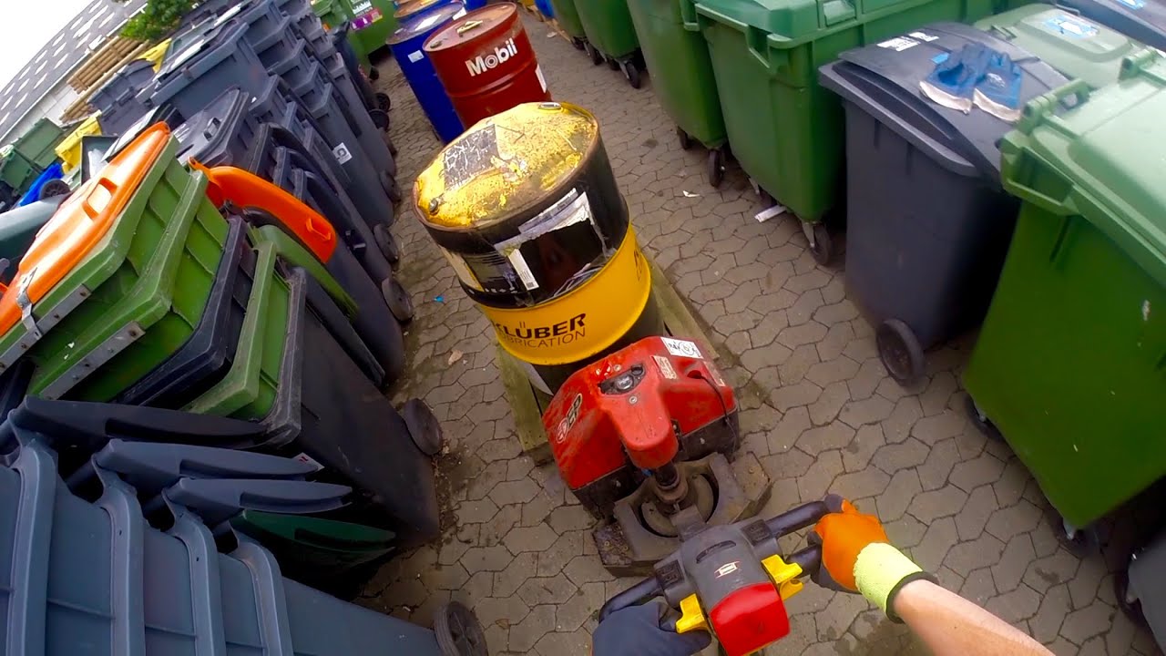 #POV 🇩🇰Danish Garbage Man Loading pallets with barrels into Scania P250
