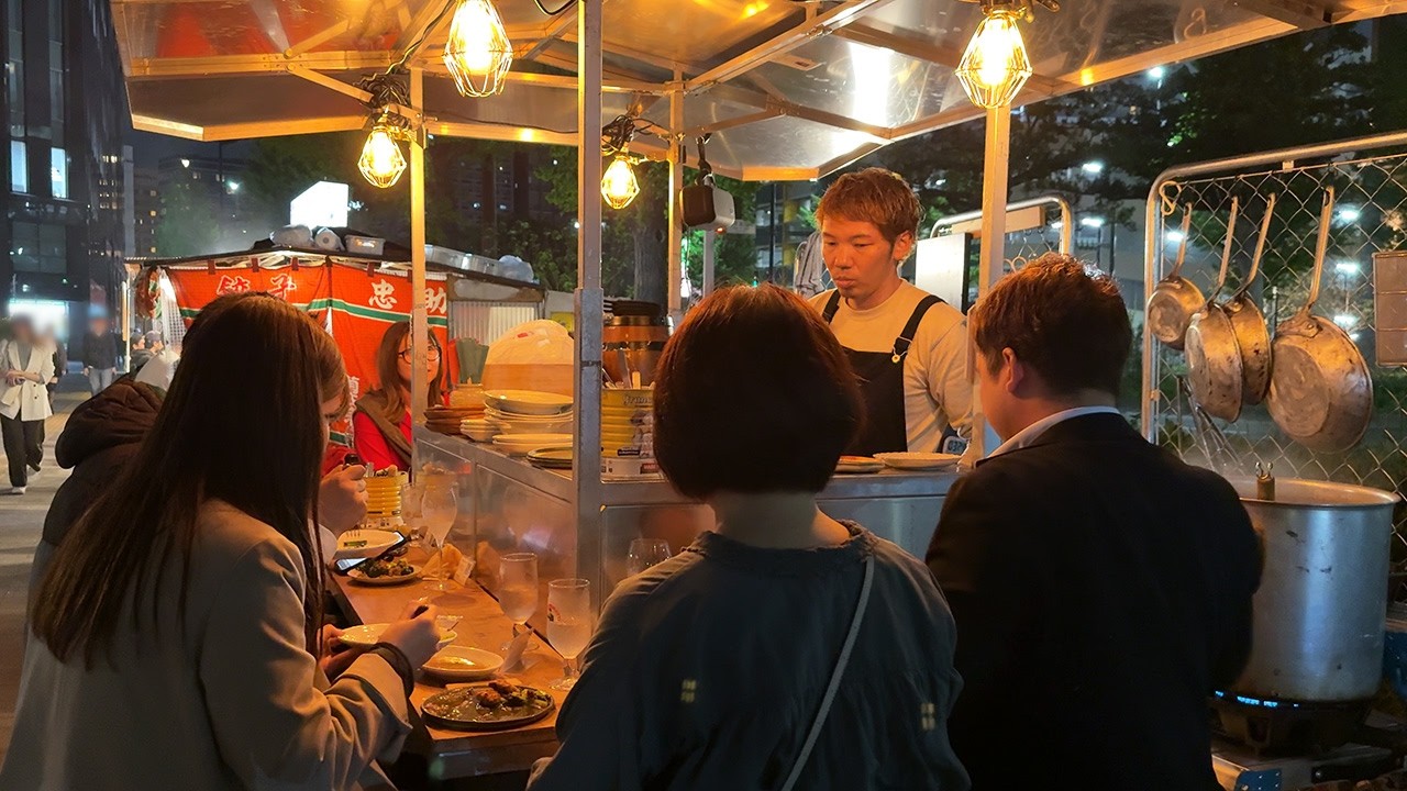A Day with a 40-Year-Old Chef Chasing His Dream: Italian Street Food Stall Far from Home