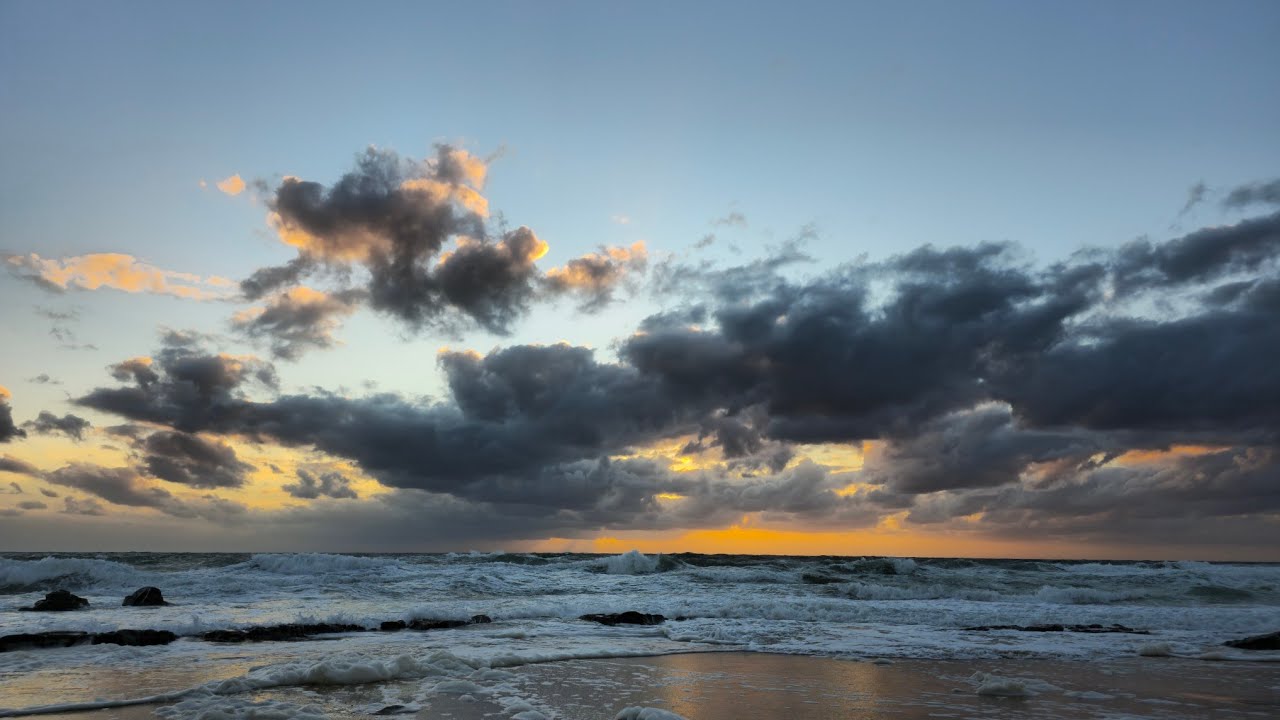 Foamy Morning at Point Arkwright, Australia | Sunrise 163 – Dark Gold | UHD, 4K