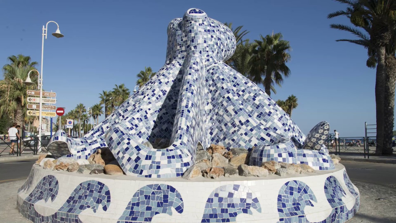 Monumento al Pulpo de la rotonda de Puerta de Mar en Almuñécar