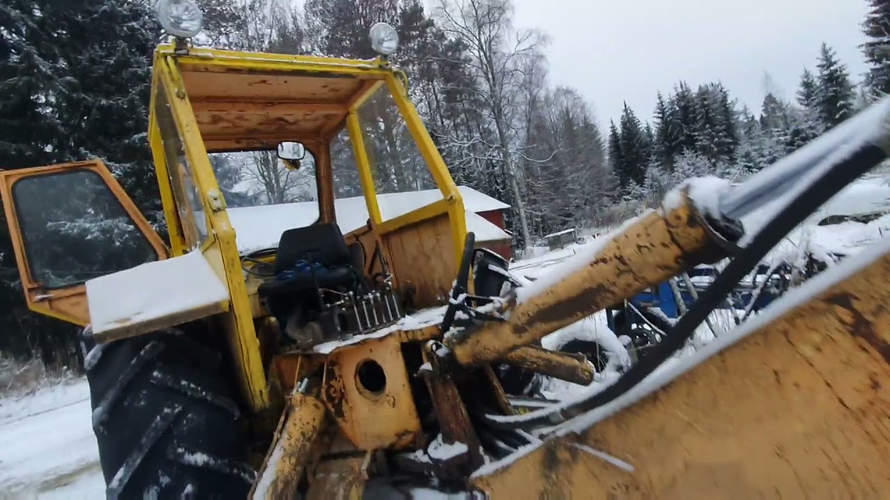 Kaivurin irroitus ford 4550 traktorista.