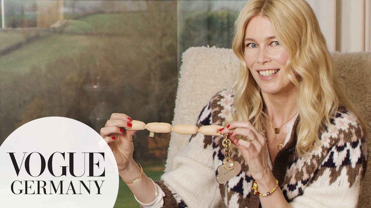 Claudia Schiffer: Ein Blick in ihre Handtasche | In The Bag | VOGUE Germany