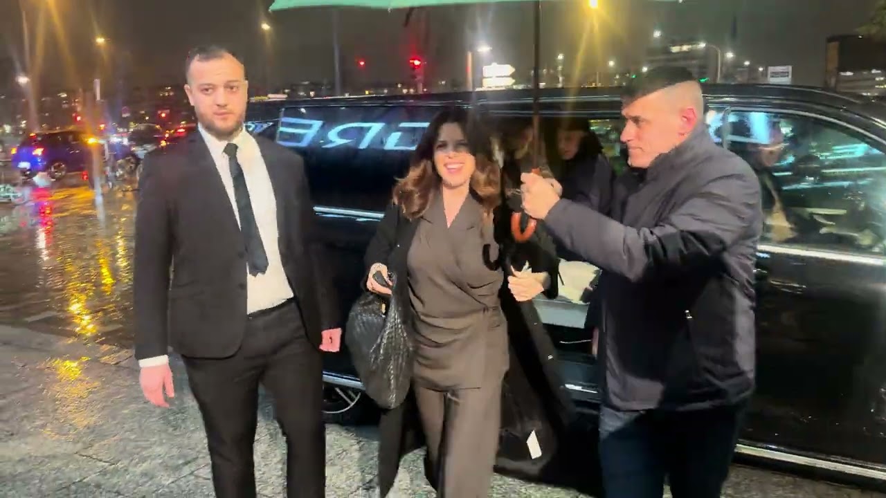 Neve Campbell sttoped take time with fans in Paris 