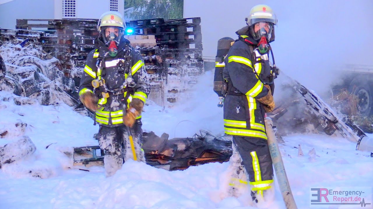 [AUSGEDEHNTER BRAND NEBEN HALLE] - Schaumangriff | Fahrzeuge, Reifen & Paletten in Vollbrand -