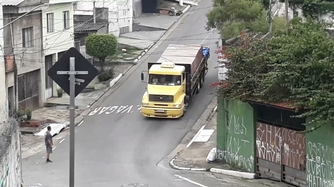 Caminhão  Engolindo Caroço