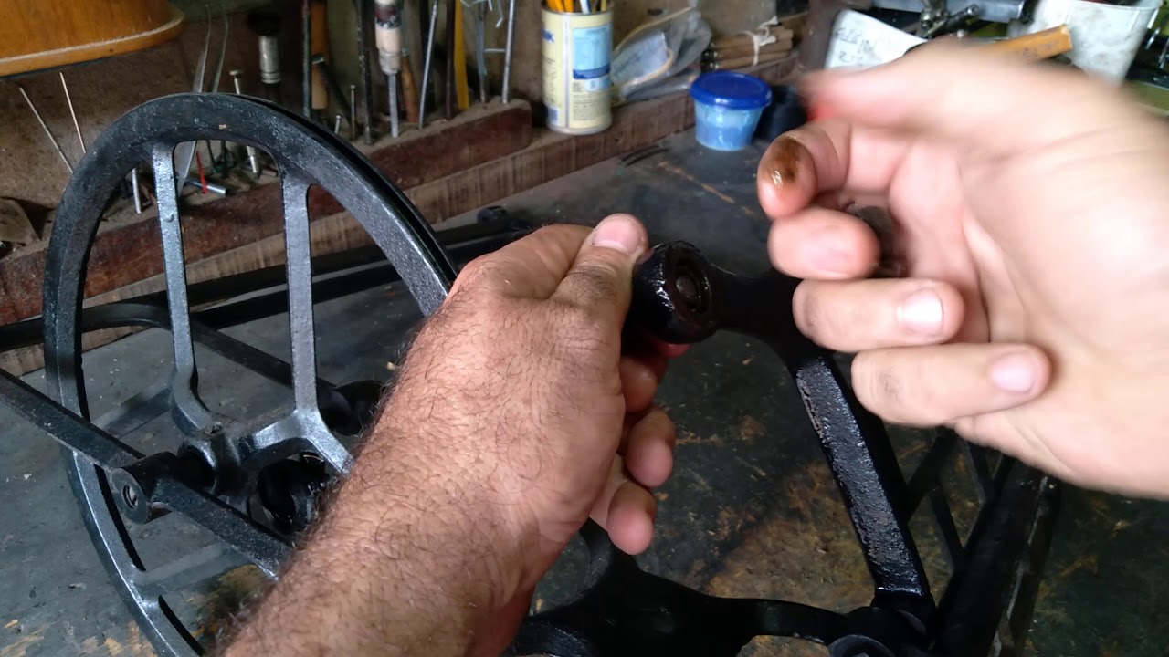 Tirando e colocando haste de conexão do pedal de ferro da máquina de costura