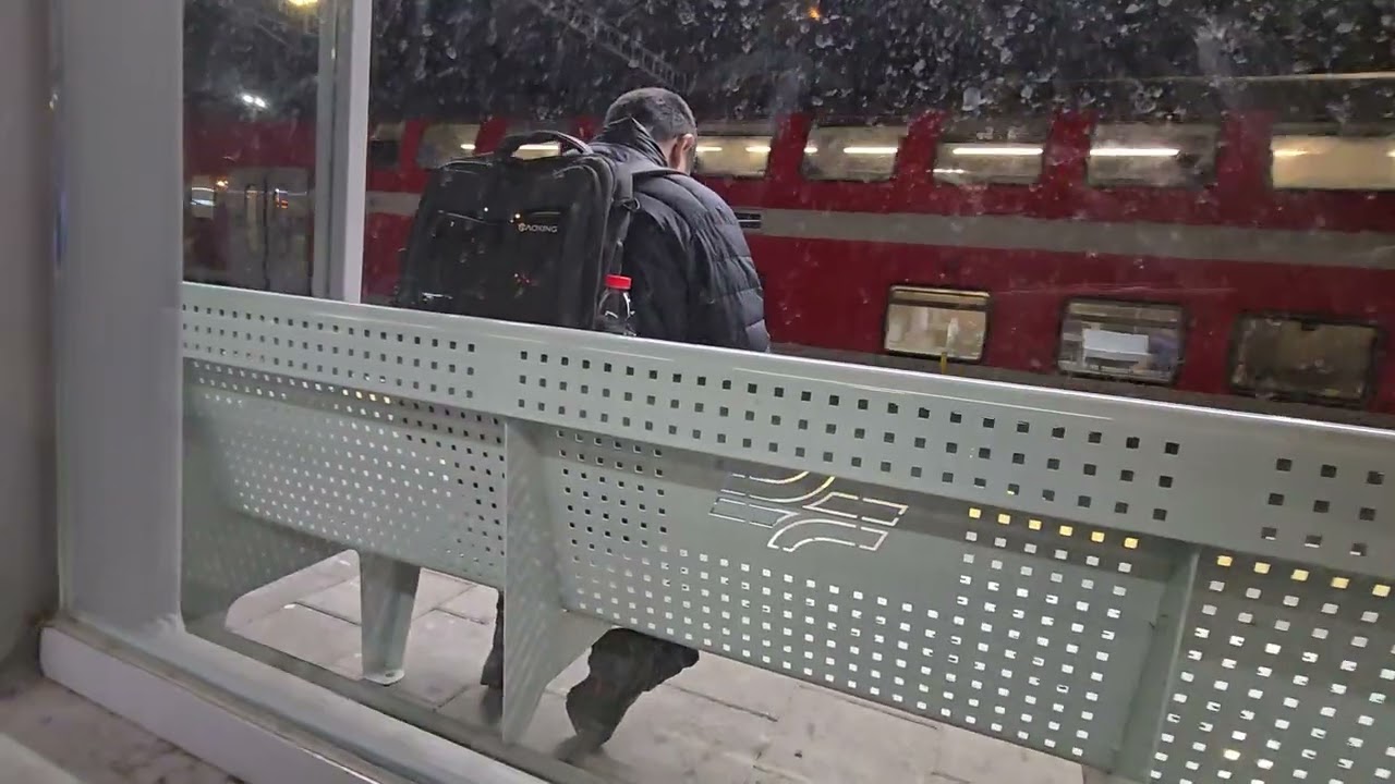 רכבות נכנסות ויוצאות ברציפים בתחנת תל אביב האוניברסיטה יום שני 29.12.25 לקראת השעה 18:00 בערב חלק א