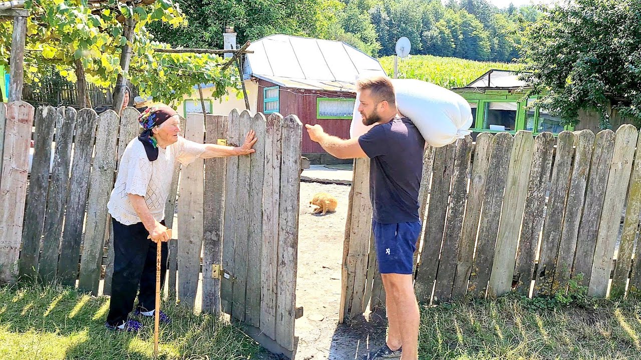 Am fost cu tanti Ileana dupa grâu !Continuam sapaturile la fantana de la casuta din padure!