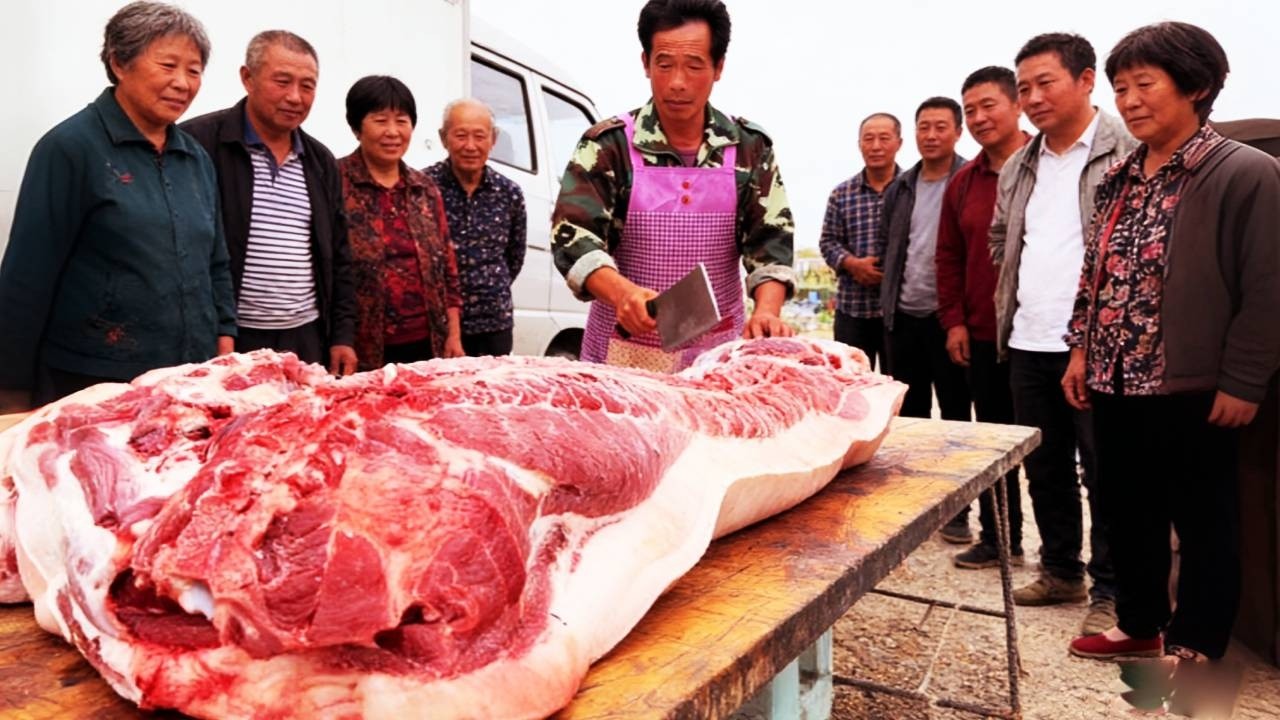 鄉村超胖大肥豬肉，一般人都沒見過，這大厚肉膘子看著都嚇人，咋吃呀！ 【立福128】