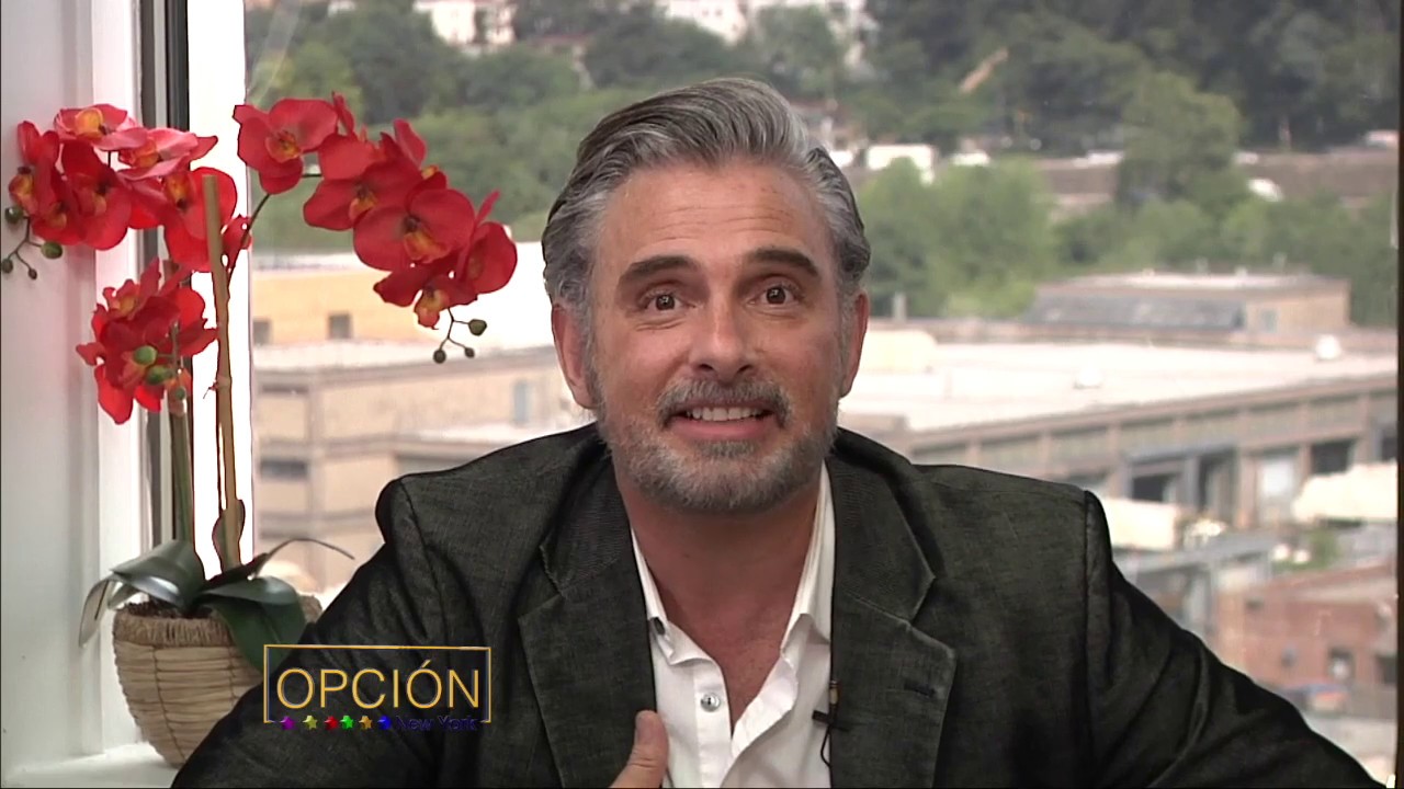 Acor Harry Geithner fue invitado a una entrevista y tomo el control del programa