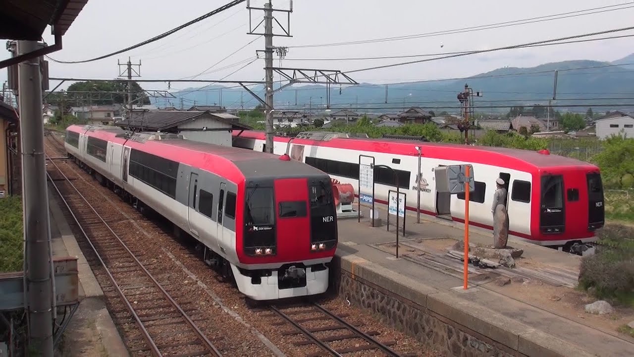 今月から来月にかけ、毎週末は2100系「スノーモンキー」が2本運行する、長野電鉄特急列車。