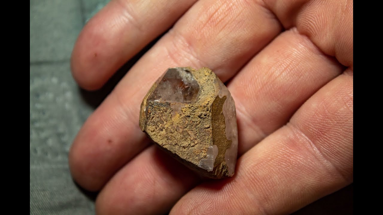 W poszukiwaniu skarbów natury - Kryształ górski z inkluzją złota