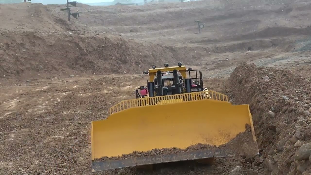 Pit is nearing completion. 6015B, A40G's, D11T, D10 