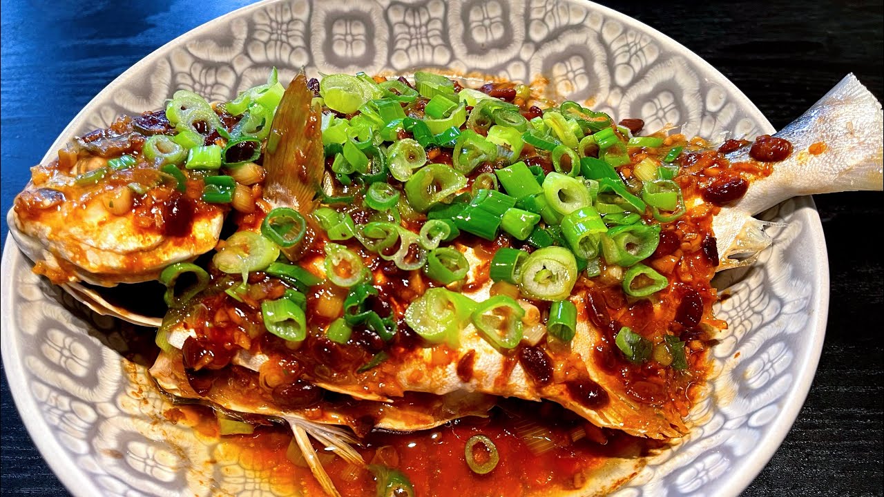 【黃豆醬蒸鯧魚 】鯧魚肉厚刺少、肉質細嫩、營養豐富，鲜香美味、做法簡單Steamed Pomfret fish with Soybean Sauce『CC』