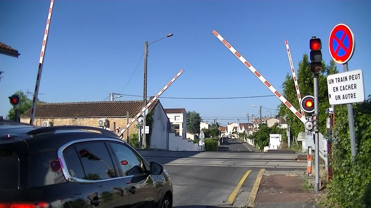 Spoorwegovergang Saintes (F) // Railroad crossing // Passage à niveau