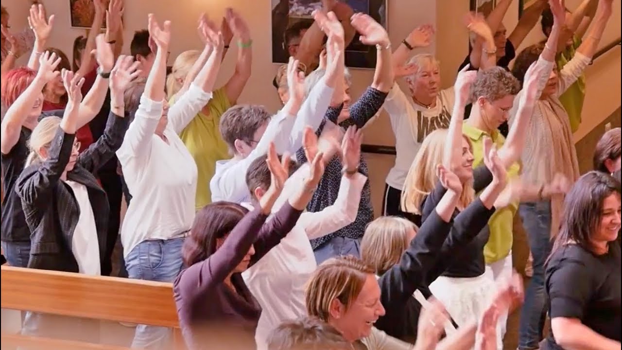 Best Flashmob ever with elderly people - everybody is dancing to 