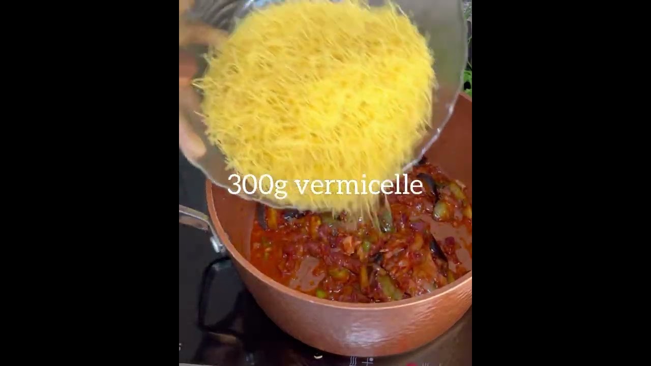 Le vermicelle au œufs petit pois brocoli poulet grillé gourmand appétissant
