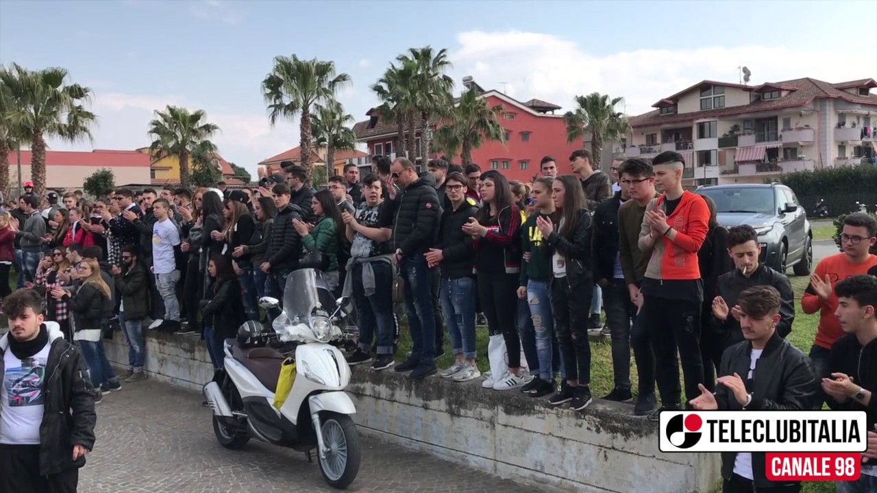 Villaricca, rombo di motori e cori per l'ultimo viaggio di Alessio Granata: 