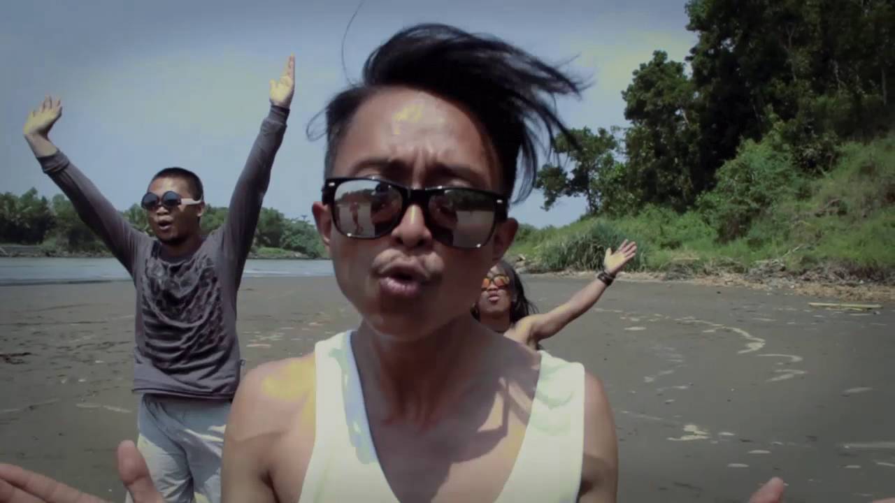 Mars Tahu Brontak (Official Music Video)