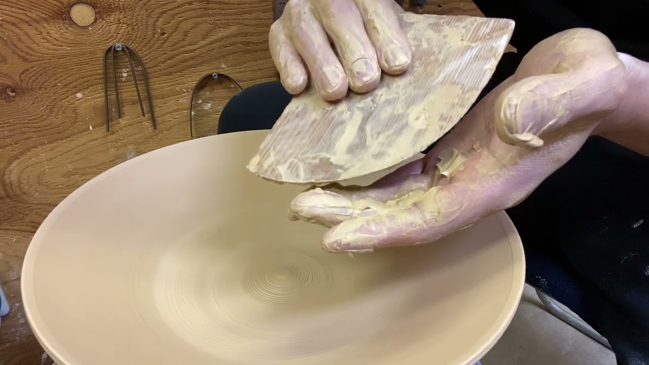 【陶芸】皿の真ん中が落ちないようにする為の技術