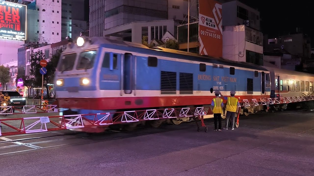 [2889 - TÀU TẾT 2026] D19E-935 kéo tàu SNT2 | 20:35 - 15.02.2026