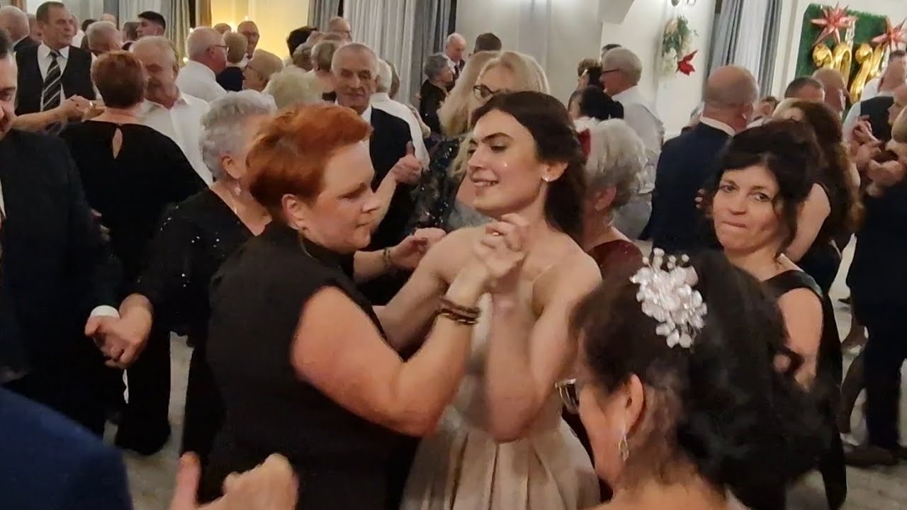 Idzie młody chłopak do swojej dziewczyny!