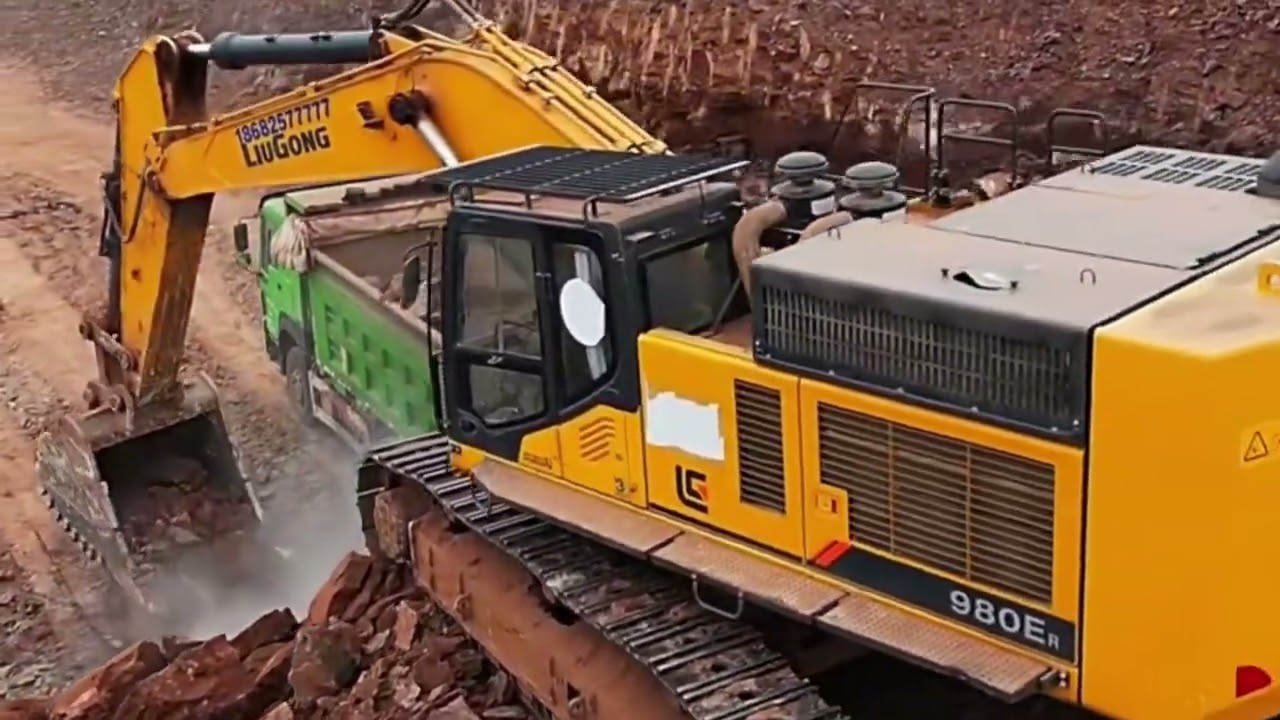 NEW YEAR NEW WORK 2026 TEMPLE EXCAVATOR EXCAVATE THE ROCKY SOIL MINING TRACTOR AND MINING EQUIPMENT