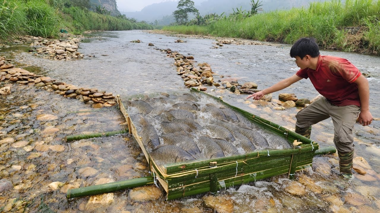 Full video of the boy's 20-day fishing trip setting traps in the wilderness. catching lots of fish