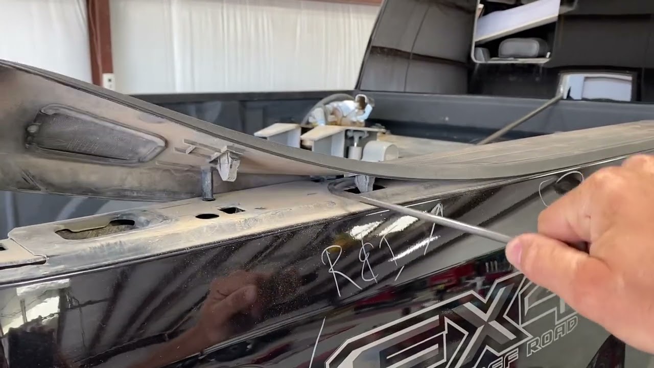 How to remove bed cap on a Ford truck